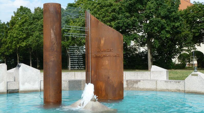 Brunnen mit Denkmal